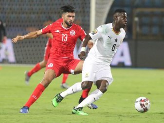 Ghanas Afriyie Acquah (r) kann sich gegen den Tunesier Ferjani Sassi beim Kampf um den Ball durchsetzen. Foto: Gehad Hamdy Ghanas Afriyie Acquah (r) kann sich gegen den Tunesier Ferjani Sassi beim Kampf um den Ball durchsetzen. Foto: Gehad Hamdy