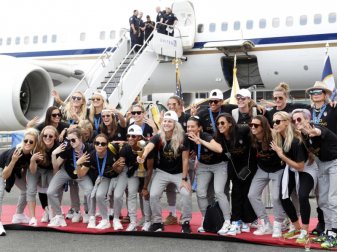 Die US-Fußballerinnen präsentieren bei der Ankunft in New York den WM-Pokal. Foto: Kathy Willens/AP