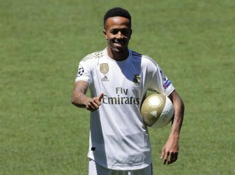 Bei der offiziellen Vorstellung im Stadion Santiago Bernabeu zeigte sich Real Madrids Neugzugang Éder Militão fit. Foto: Manu Fernandez/AP Bei der offiziellen Vorstellung im Stadion Santiago Bernabeu zeigte sich Real Madrids Neugzugang Éder Militão fit. Foto: Manu Fernandez/AP