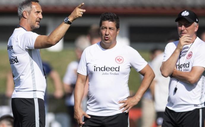 Niederlage beim Uhrencup: Frankfurts Trainer Adi Hütter (l) diskutiert mit seinen Assistenten. Foto: Peter Schneider/KEYSTONE