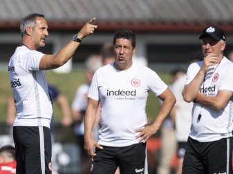 Niederlage beim Uhrencup: Frankfurts Trainer Adi Hütter (l) diskutiert mit seinen Assistenten. Foto: Peter Schneider/KEYSTONE Niederlage beim Uhrencup: Frankfurts Trainer Adi Hütter (l) diskutiert mit seinen Assistenten. Foto: Peter Schneider/KEYSTONE