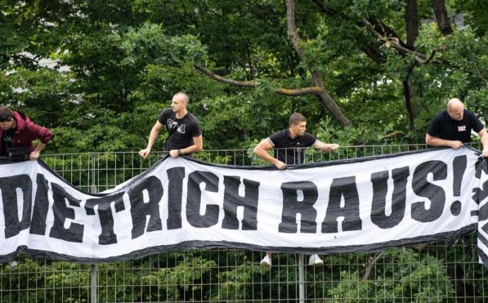 VfB-Fans machen tun ihren Unmut gegenüber Präsident Dietrich kund. Foto: Fabian Sommer