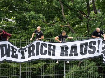 VfB-Fans machen tun ihren Unmut gegenüber Präsident Dietrich kund. Foto: Fabian Sommer VfB-Fans machen tun ihren Unmut gegenüber Präsident Dietrich kund. Foto: Fabian Sommer