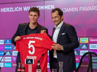 Weltmeister Benjamin Pavard (l) wird von Bayern-Sportdirektor Hasan Salihamidzic begrüßt. Foto: Peter Kneffel Weltmeister Benjamin Pavard (l) wird von Bayern-Sportdirektor Hasan Salihamidzic begrüßt. Foto: Peter Kneffel
