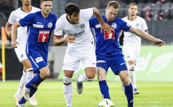 Gonzalo Paciencia (l) von Eintracht Frankfurt setzt sich am Ball gegen zwei Luzerner Spieler durch. Foto: Alexandra Wey/KEYSTONE