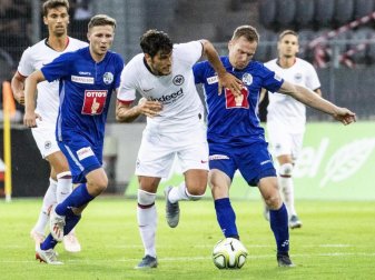 Gonzalo Paciencia (l) von Eintracht Frankfurt setzt sich am Ball gegen zwei Luzerner Spieler durch. Foto: Alexandra Wey/KEYSTONE Gonzalo Paciencia (l) von Eintracht Frankfurt setzt sich am Ball gegen zwei Luzerner Spieler durch. Foto: Alexandra Wey/KEYSTONE