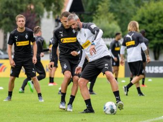 Mittendrin statt nur dabei: Gldbach-Coach Marco Rose (r). Foto: Matthias Balk Mittendrin statt nur dabei: Gldbach-Coach Marco Rose (r). Foto: Matthias Balk