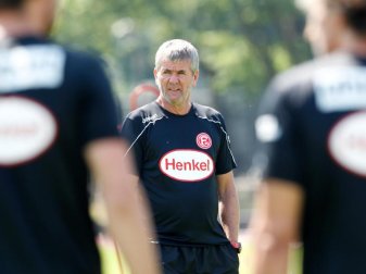 Friedhelm Funkel (M) kündigte mindestens einen weiteren Transfer an. Foto: Roland Weihrauch Friedhelm Funkel (M) kündigte mindestens einen weiteren Transfer an. Foto: Roland Weihrauch