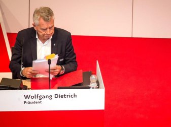 Auch die Abstimmung über eine Abwahl des umstrittenen Präsidenten Wolfgang Dietrich konnte nicht durchgeführt werden. Foto: Christoph Schmidt Auch die Abstimmung über eine Abwahl des umstrittenen Präsidenten Wolfgang Dietrich konnte nicht durchgeführt werden. Foto: Christoph Schmidt
