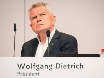 Tritt als Präsident des VfB Stuttgart zurück: Wolfgang Dietrich. Foto: Christoph Schmidt Tritt als Präsident des VfB Stuttgart zurück: Wolfgang Dietrich. Foto: Christoph Schmidt