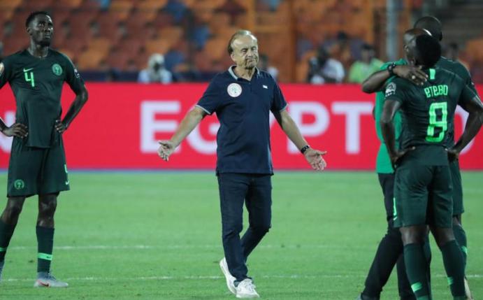 betreut seit August 2016 die «Super Eagles»: Nigerias Trainer Gernot Rohr (M) zeigt sich nach dem Aus beim Afrika-Cup enttäuscht. Foto: Oliver Weiken