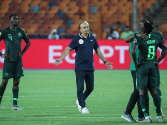 betreut seit August 2016 die «Super Eagles»: Nigerias Trainer Gernot Rohr (M) zeigt sich nach dem Aus beim Afrika-Cup enttäuscht. Foto: Oliver Weiken betreut seit August 2016 die «Super Eagles»: Nigerias Trainer Gernot Rohr (M) zeigt sich nach dem Aus beim Afrika-Cup enttäuscht. Foto: Oliver Weiken