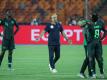 betreut seit August 2016 die «Super Eagles»: Nigerias Trainer Gernot Rohr (M) zeigt sich nach dem Aus beim Afrika-Cup enttäuscht. Foto: Oliver Weiken