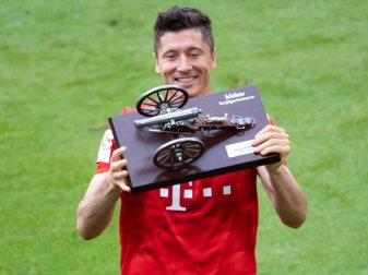 Bayern-Stürmer Robert Lewandowski mit der Torjägerkanone. Foto: Sven Hoppe Bayern-Stürmer Robert Lewandowski mit der Torjägerkanone. Foto: Sven Hoppe