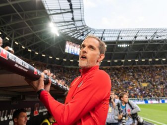 Schaut sich um: PSG-Coach Thomas Tuchel beim Testspiel in Dresden. Foto: Robert Michael Schaut sich um: PSG-Coach Thomas Tuchel beim Testspiel in Dresden. Foto: Robert Michael