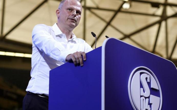 Spottet über die geplanten Akademien von Paris Saint-Germain in Deutschland. Schalkes Sportvorstand Jochen Schneider. Foto: Tim Rehbein