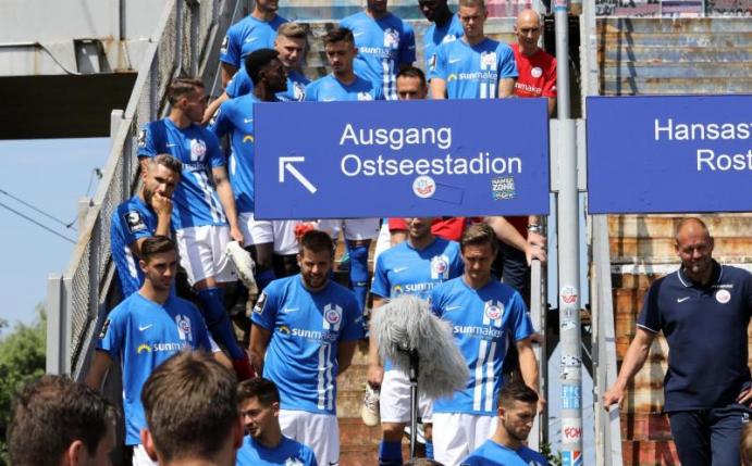Hansa Rostock geht mit einer runderneuerten Mannschaft in die Saison der 3. Liga. Foto: Bernd Wüstneck