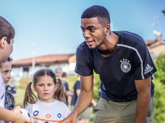 Soll auch von Schalke umworben werden: U21-Nationalspieler Benjamin Henrichs (r). Foto: Sung-Bin Hong/DFB Soll auch von Schalke umworben werden: U21-Nationalspieler Benjamin Henrichs (r). Foto: Sung-Bin Hong/DFB