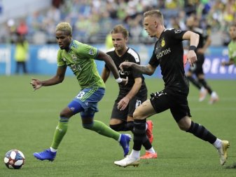 Joevin Jones von den Seaattle Sounders (l) wird von den BVB-Spielern Marius Wolf (r) und Mario Götze attackiert. Foto: Ted S. Warren/AP Joevin Jones von den Seaattle Sounders (l) wird von den BVB-Spielern Marius Wolf (r) und Mario Götze attackiert. Foto: Ted S. Warren/AP