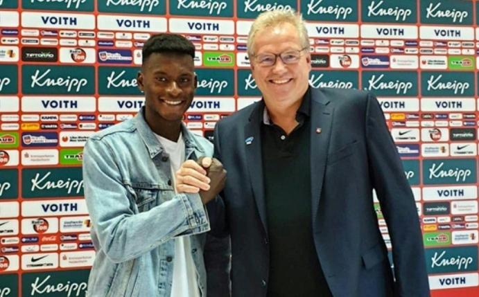 Merveille Biankadi (l.) verstärkt den 1. FC Heidenheim