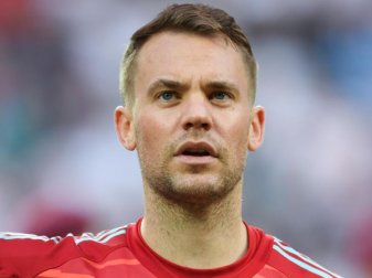Sieht noch keinen Anlass wegen der Suche nach neuen Spielern beim FC Bayern nervös zu werden: Manuel Neuer. Foto: Arne Dedert Sieht noch keinen Anlass wegen der Suche nach neuen Spielern beim FC Bayern nervös zu werden: Manuel Neuer. Foto: Arne Dedert