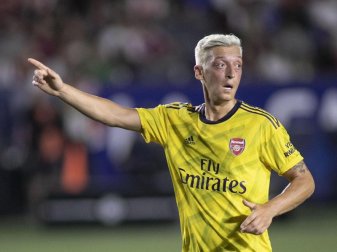 Färbte sich die Haare wegen einer verlorenen Wette: Mesut Özil beim Spiel gegen den FC Bayern. Foto: Ariana Ruiz/Pi/Prensa Internacional via ZUMA