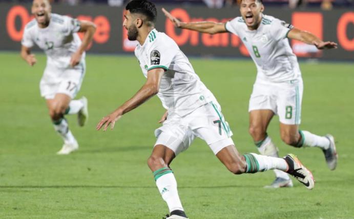 Riyad Mahrez (M) schoss Algerien ins Finale des Afrika-Cups. Foto: Oliver Weiken