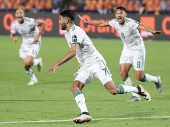 Riyad Mahrez (M) schoss Algerien ins Finale des Afrika-Cups. Foto: Oliver Weiken Riyad Mahrez (M) schoss Algerien ins Finale des Afrika-Cups. Foto: Oliver Weiken