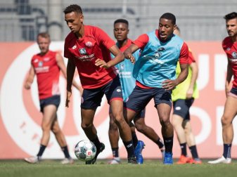 Die Mainzer Neuzugänge Ronaël Pierre-Gabriel (r) und Cyrill Akono beim Training im Kampf um den Ball. Foto: Thorsten Wagner Die Mainzer Neuzugänge Ronaël Pierre-Gabriel (r) und Cyrill Akono beim Training im Kampf um den Ball. Foto: Thorsten Wagner