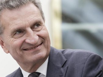 EU-Kommissar Günther Oettinger möchte dem VfB Stuttgart helfen. Foto: Thierry Roge/BELGA EU-Kommissar Günther Oettinger möchte dem VfB Stuttgart helfen. Foto: Thierry Roge/BELGA