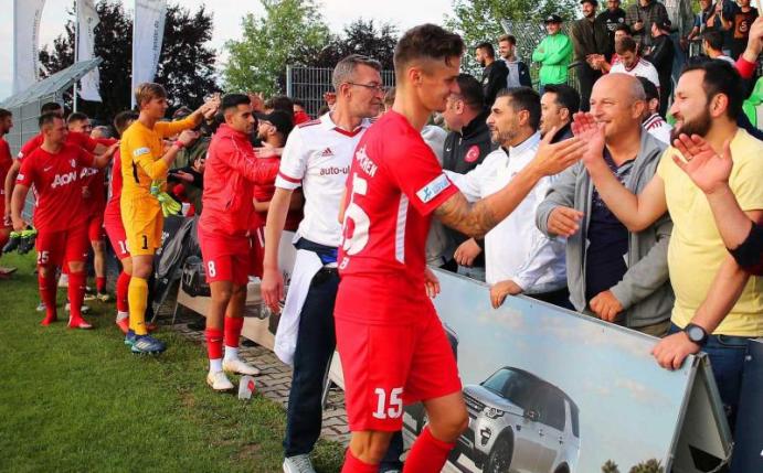 Die Spieler von Türkgücü München lassen sich von ihren Fans feiern. Foto: Christian Butzhammer