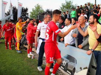 Die Spieler von Türkgücü München lassen sich von ihren Fans feiern. Foto: Christian Butzhammer Die Spieler von Türkgücü München lassen sich von ihren Fans feiern. Foto: Christian Butzhammer