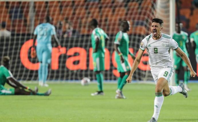 Algeriens Baghdad Bounedjah jubelt über den Siegtreffer im Finale des Afrika Cups. Foto: Oliver Weiken