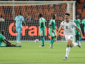 Algeriens Baghdad Bounedjah jubelt über den Siegtreffer im Finale des Afrika Cups. Foto: Oliver Weiken Algeriens Baghdad Bounedjah jubelt über den Siegtreffer im Finale des Afrika Cups. Foto: Oliver Weiken