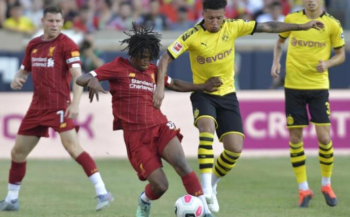 Liverpools Yasser Larouci (2.v.l) und Dortmunds Jadon Sancho (2.v.r) im Zweikampf um den Ball. Foto: Tim Vizer/Archivbild