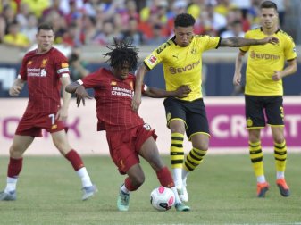 Liverpools Yasser Larouci (2.v.l) und Dortmunds Jadon Sancho (2.v.r) im Zweikampf um den Ball. Foto: Tim Vizer/Archivbild Liverpools Yasser Larouci (2.v.l) und Dortmunds Jadon Sancho (2.v.r) im Zweikampf um den Ball. Foto: Tim Vizer/Archivbild