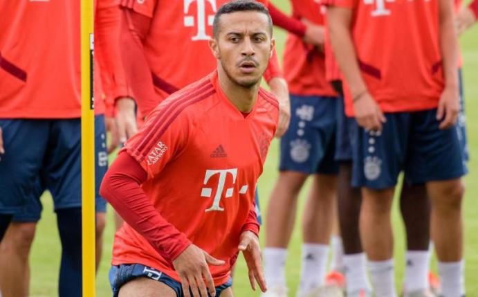 Thiago wärmt sich beim ersten öffentlichen Training des FC Bayern in der Saisonvorbereitung auf. Foto: Matthias Balk/Archivbild