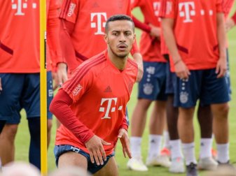 Thiago wärmt sich beim ersten öffentlichen Training des FC Bayern in der Saisonvorbereitung auf. Foto: Matthias Balk/Archivbild Thiago wärmt sich beim ersten öffentlichen Training des FC Bayern in der Saisonvorbereitung auf. Foto: Matthias Balk/Archivbild