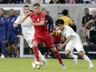 Joshua Kimmich (M) setzt sich am Bell gegen Karim Benzema (l) und Takefusa Kubo von Real Madrid durch. Foto: Michael Wyke/AP Joshua Kimmich (M) setzt sich am Bell gegen Karim Benzema (l) und Takefusa Kubo von Real Madrid durch. Foto: Michael Wyke/AP