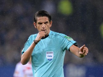 Sammelte schlechte Erfahrungen als Schiedrichter bei Spielen von Jugendmannschaften: FIFA-Referee Deniz Aytekin. Foto: Daniel Reinhardt Sammelte schlechte Erfahrungen als Schiedrichter bei Spielen von Jugendmannschaften: FIFA-Referee Deniz Aytekin. Foto: Daniel Reinhardt