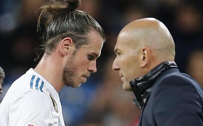 Drängt auf einen Abgang von Gareth Bale (l): Real Madrids Trainer Zinedine Zidane. Foto: Paul White/AP