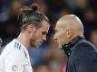 Drängt auf einen Abgang von Gareth Bale (l): Real Madrids Trainer Zinedine Zidane. Foto: Paul White/AP