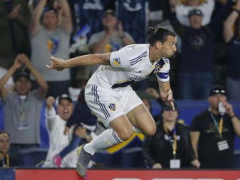 Feiert seinen Hattrick im Spiel gegen den FC Los Angeles: Der für LA Galaxy spielende Zlatan Ibrahimovic springt vor Freude in die Höhe. Foto: Ringo Chiu/ZUMA Wire Feiert seinen Hattrick im Spiel gegen den FC Los Angeles: Der für LA Galaxy spielende Zlatan Ibrahimovic springt vor Freude in die Höhe. Foto: Ringo Chiu/ZUMA Wire