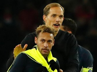 PSG-Trainer Thomas Tuchel (hinten) hat keinen neuen Stand im Transfer-Poker um Starspieler Neymar (vorn) zu vermelden. Foto: Thibault Camus/AP PSG-Trainer Thomas Tuchel (hinten) hat keinen neuen Stand im Transfer-Poker um Starspieler Neymar (vorn) zu vermelden. Foto: Thibault Camus/AP