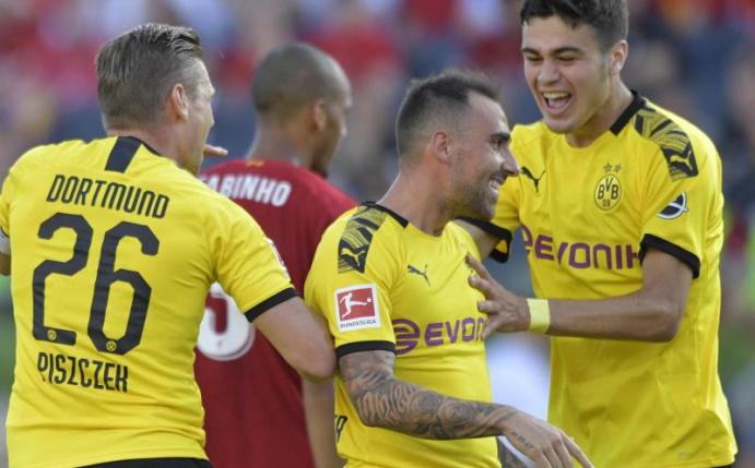 Lukasz Piszczek (l) und Giovanni Reyna (r) gratulieren Torschütze Paco Alcacer. Der BVB besiegte den FC Liverpool mit 3:2. foto: Tim Vizer