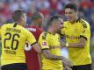 Lukasz Piszczek (l) und Giovanni Reyna (r) gratulieren Torschütze Paco Alcacer. Der BVB besiegte den FC Liverpool mit 3:2. foto: Tim Vizer