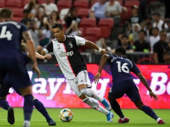 Cristiano Ronaldo (M) erzielte das zwischenzeitliche 2:1. Foto: Danial Hakim/AP Cristiano Ronaldo (M) erzielte das zwischenzeitliche 2:1. Foto: Danial Hakim/AP