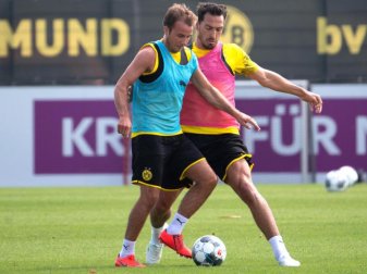Mario Götze (l) im Zweikampf mit Neuzugang Mats Hummels. Foto: Federico Gambarini Mario Götze (l) im Zweikampf mit Neuzugang Mats Hummels. Foto: Federico Gambarini