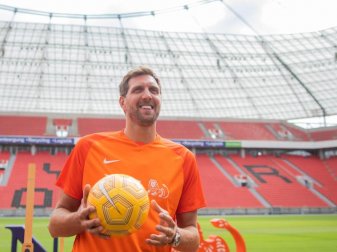 Mitorganisator Dirk Nowitzki stand bei dem Benefiz-Spiel die ersten 13 Minuten im Tor. Foto: Rolf Vennenbernd Mitorganisator Dirk Nowitzki stand bei dem Benefiz-Spiel die ersten 13 Minuten im Tor. Foto: Rolf Vennenbernd