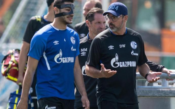 Fällt wohl länger für den FC Schalke 04 aus als gedacht: Ozan Kabak (l) kommt mit Trainer David Wagner zum Training. Foto: Bernd Thissen